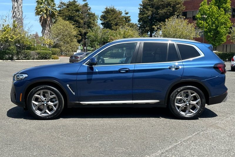 BMW X3 Vehicle Full-screen Gallery Image 07