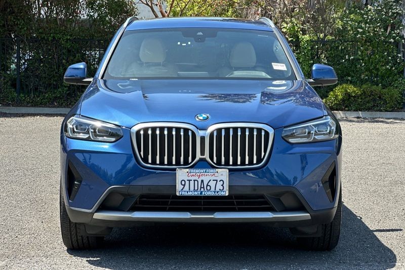 BMW X3 Vehicle Full-screen Gallery Image 09