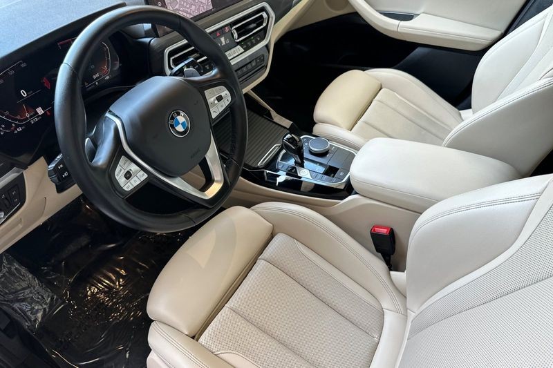 BMW X3 Vehicle Full-screen Gallery Image 10