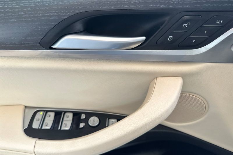 BMW X3 Vehicle Full-screen Gallery Image 11