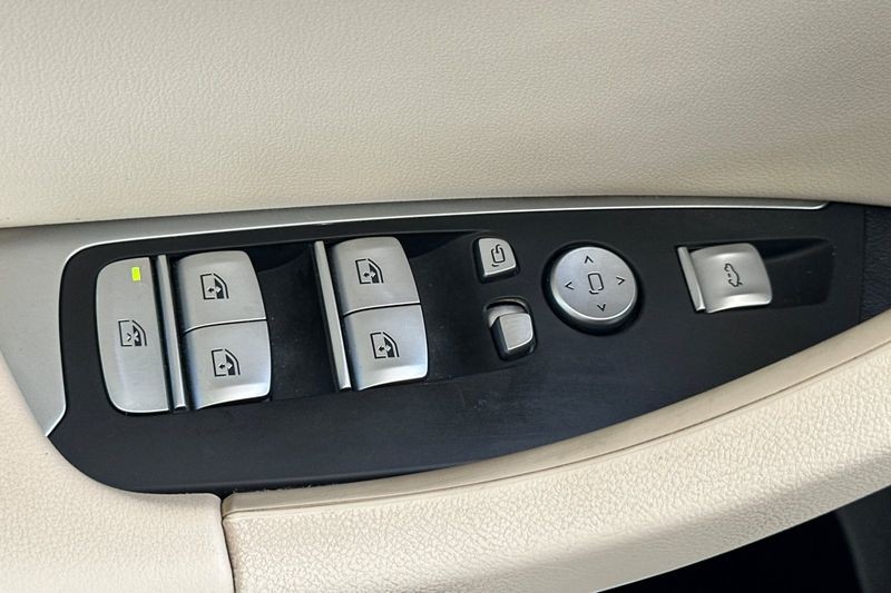 BMW X3 Vehicle Full-screen Gallery Image 12