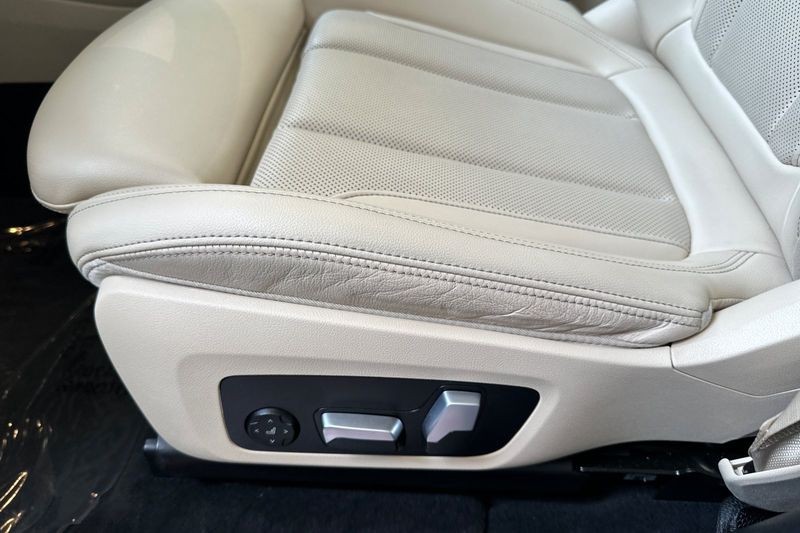 BMW X3 Vehicle Full-screen Gallery Image 13