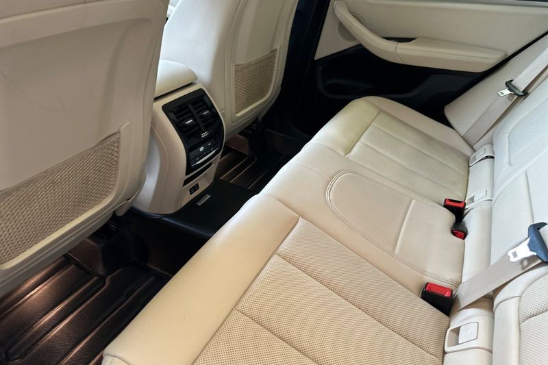 BMW X3 Vehicle Full-screen Gallery Image 14