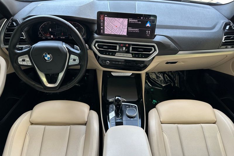 BMW X3 Vehicle Full-screen Gallery Image 15