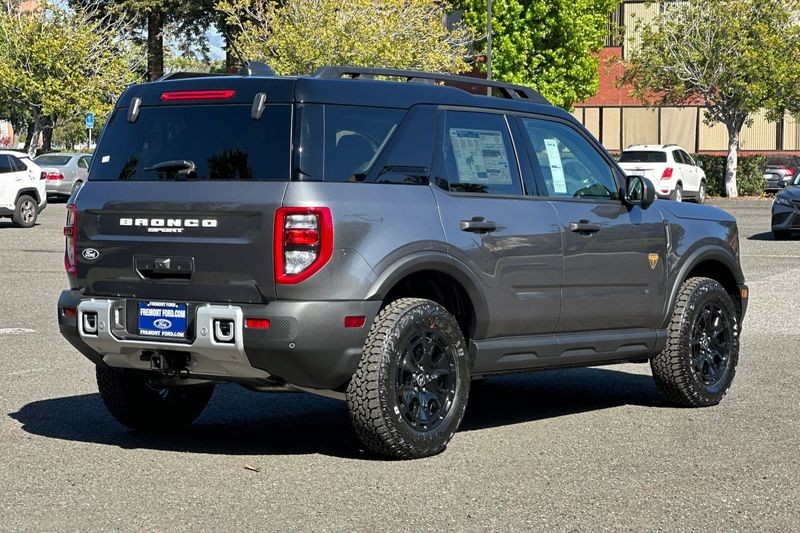 Ford Bronco Sport Vehicle Full-screen Gallery Image 03