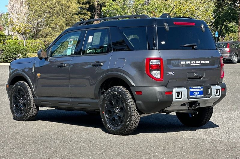 Ford Bronco Sport Vehicle Full-screen Gallery Image 05