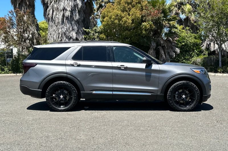 Ford Explorer Vehicle Full-screen Gallery Image 02
