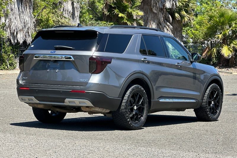 Ford Explorer Vehicle Full-screen Gallery Image 03