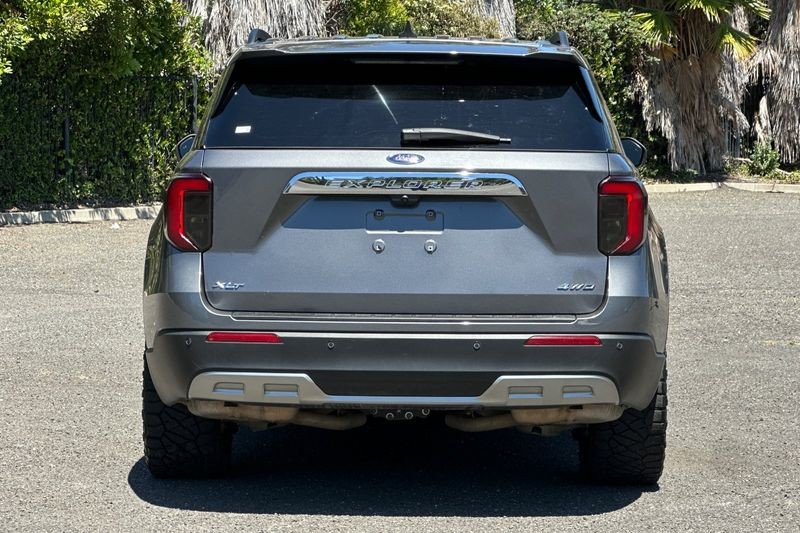 Ford Explorer Vehicle Full-screen Gallery Image 04