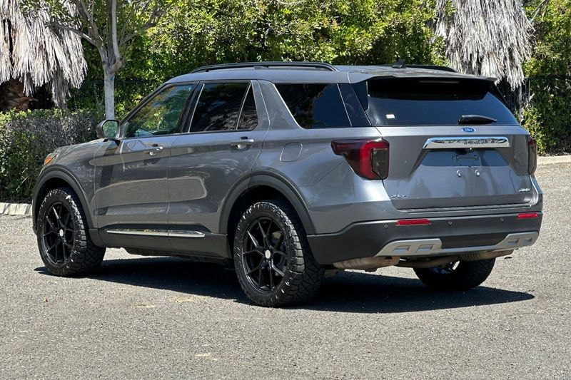 Ford Explorer Vehicle Full-screen Gallery Image 05