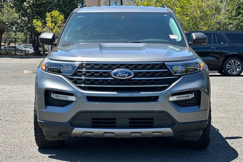 Ford Explorer Vehicle Full-screen Gallery Image 09