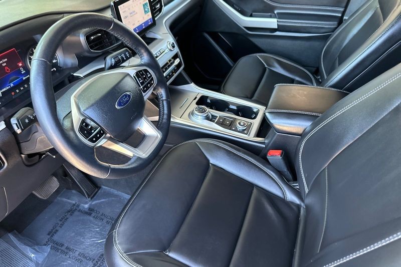 Ford Explorer Vehicle Full-screen Gallery Image 10
