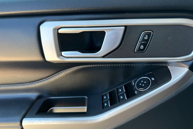 Ford Explorer Vehicle Full-screen Gallery Image 11
