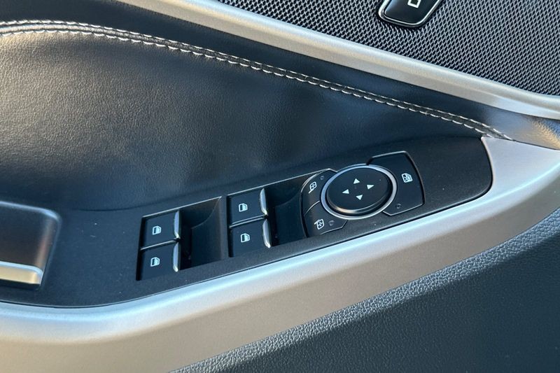 Ford Explorer Vehicle Full-screen Gallery Image 12