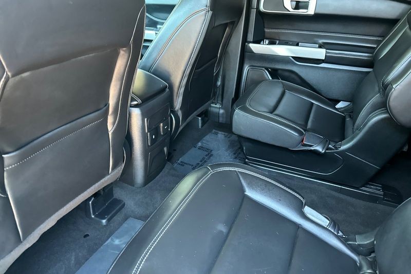 Ford Explorer Vehicle Full-screen Gallery Image 14