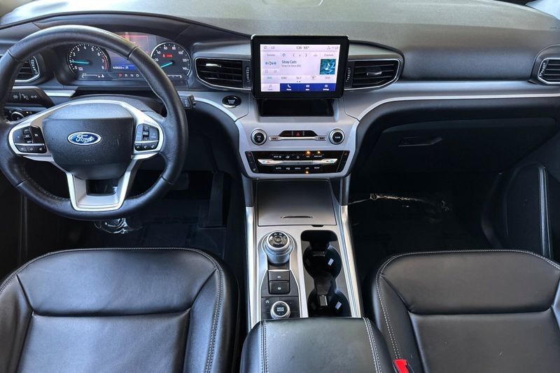 Ford Explorer Vehicle Full-screen Gallery Image 15