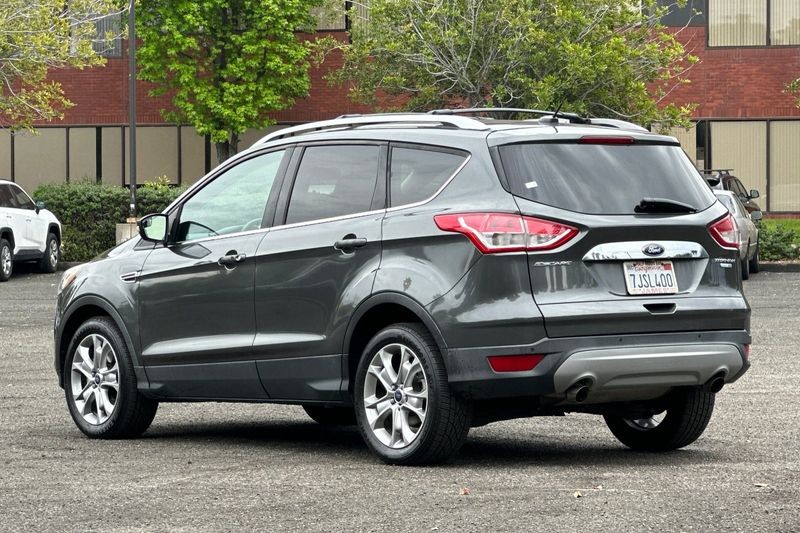 Ford Escape Vehicle Full-screen Gallery Image 05