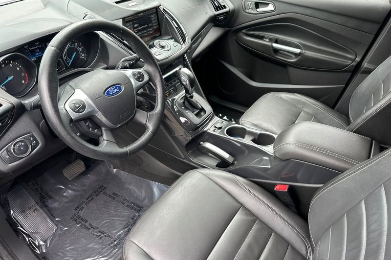 Ford Escape Vehicle Full-screen Gallery Image 09