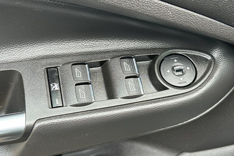 Ford Escape Vehicle Full-screen Gallery Image 11