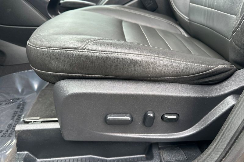 Ford Escape Vehicle Full-screen Gallery Image 12