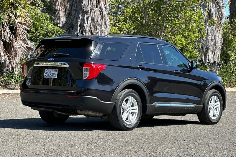 Ford Explorer Vehicle Full-screen Gallery Image 03