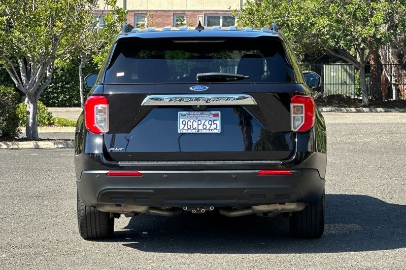 Ford Explorer Vehicle Full-screen Gallery Image 04