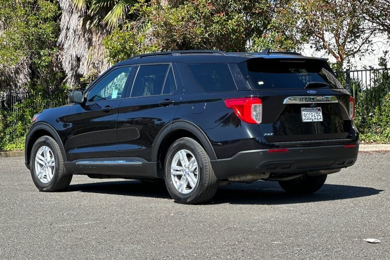 Ford Explorer Vehicle Full-screen Gallery Image 05