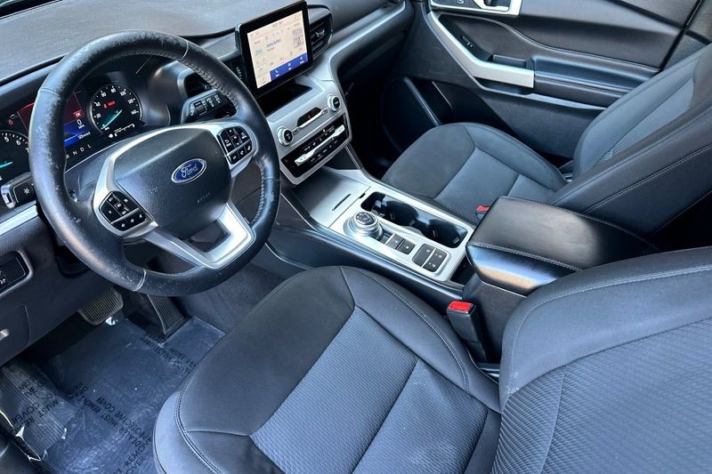 Ford Explorer Vehicle Full-screen Gallery Image 10