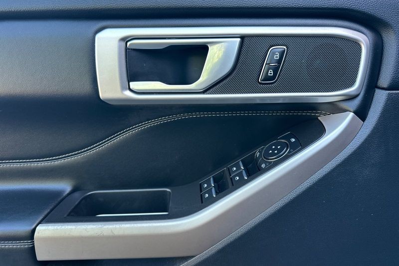 Ford Explorer Vehicle Full-screen Gallery Image 11