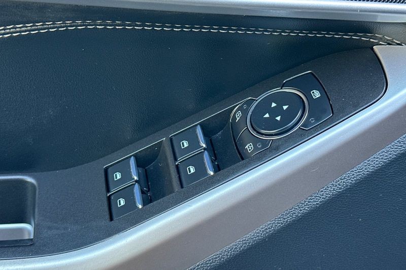 Ford Explorer Vehicle Full-screen Gallery Image 12