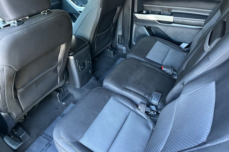 Ford Explorer Vehicle Full-screen Gallery Image 14
