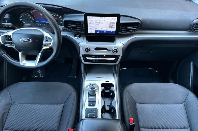 Ford Explorer Vehicle Full-screen Gallery Image 15