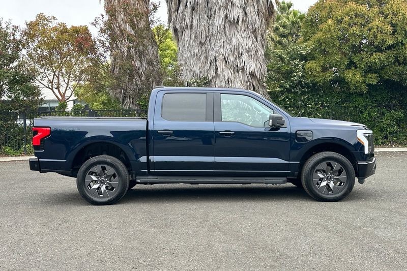 Ford F-150 Lightning Vehicle Full-screen Gallery Image 02