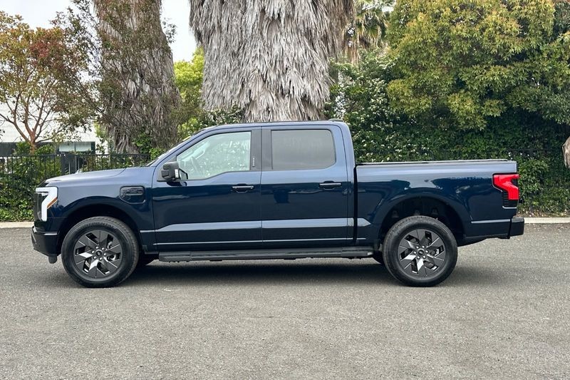 Ford F-150 Lightning Vehicle Full-screen Gallery Image 07