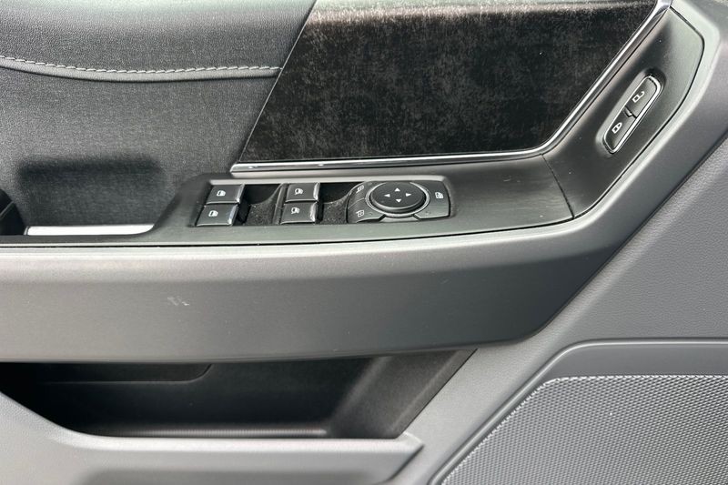 Ford F-150 Lightning Vehicle Full-screen Gallery Image 11