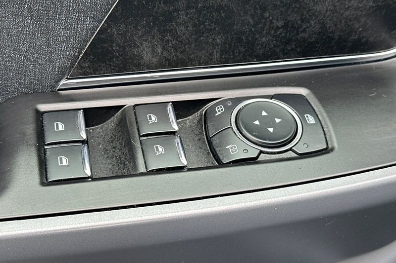 Ford F-150 Lightning Vehicle Full-screen Gallery Image 12