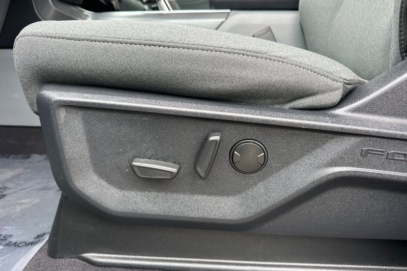 Ford F-150 Lightning Vehicle Full-screen Gallery Image 13