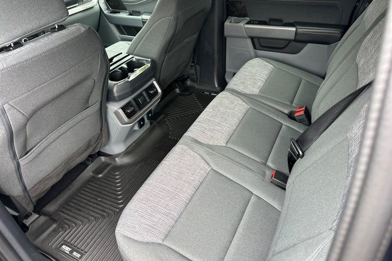 Ford F-150 Lightning Vehicle Full-screen Gallery Image 14