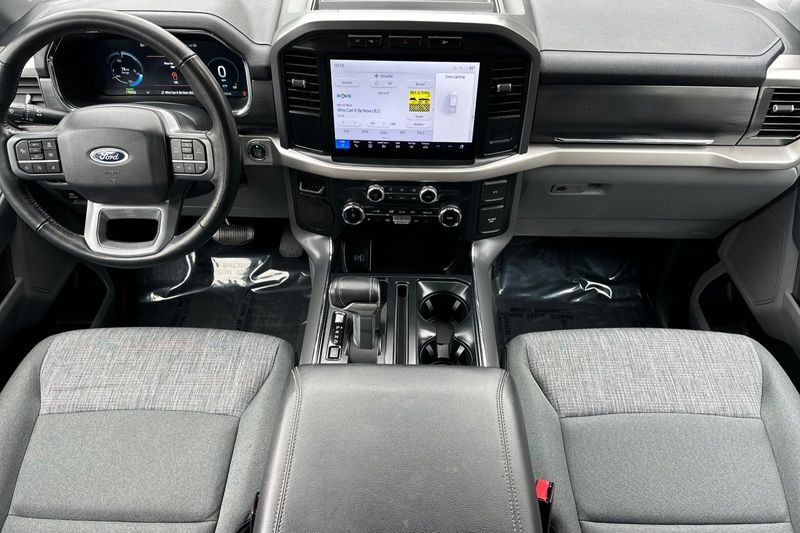 Ford F-150 Lightning Vehicle Full-screen Gallery Image 15