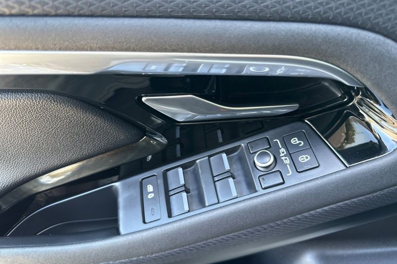 Land Rover Range Rover Evoque Vehicle Full-screen Gallery Image 11