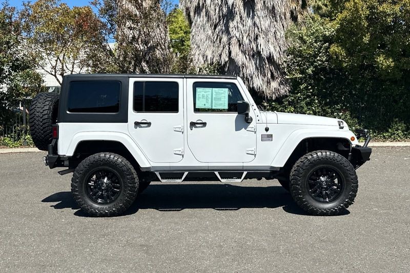 Jeep Wrangler JK Vehicle Full-screen Gallery Image 02