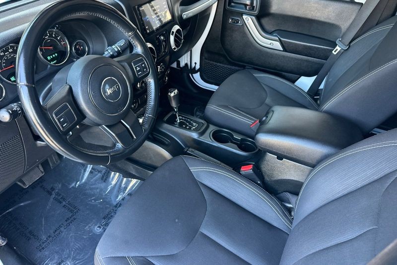 Jeep Wrangler JK Vehicle Full-screen Gallery Image 09