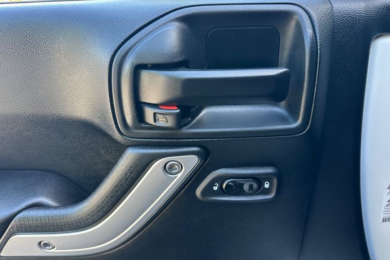 Jeep Wrangler JK Vehicle Full-screen Gallery Image 10