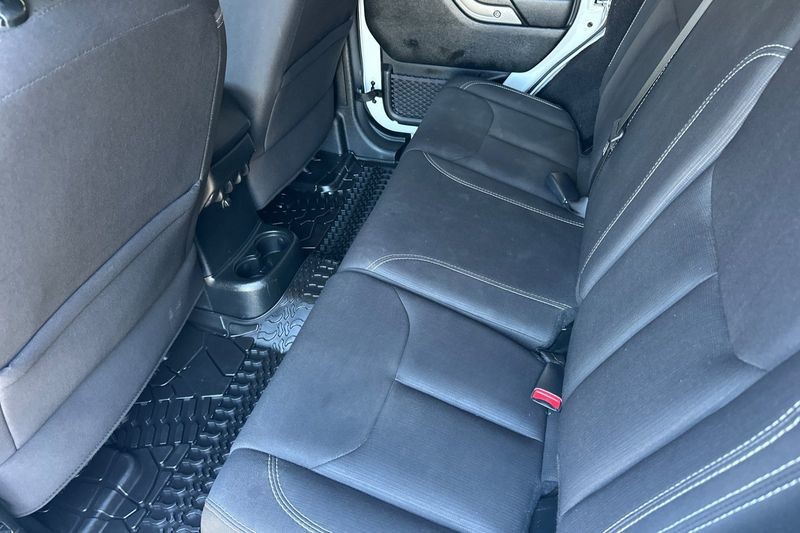 Jeep Wrangler JK Vehicle Full-screen Gallery Image 13