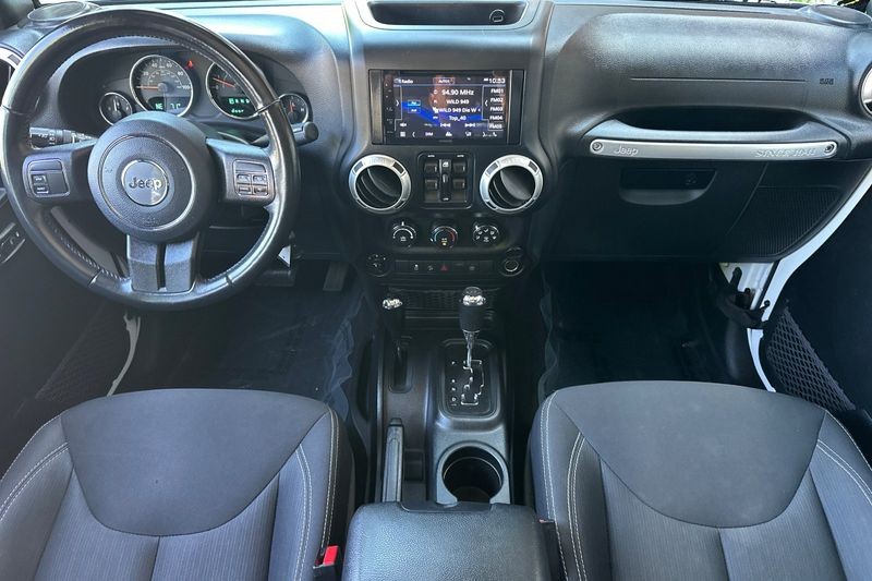 Jeep Wrangler JK Vehicle Full-screen Gallery Image 14