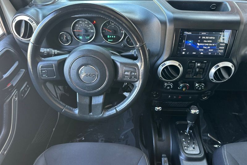 Jeep Wrangler JK Vehicle Full-screen Gallery Image 15