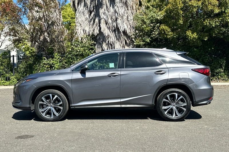 Lexus RX Vehicle Full-screen Gallery Image 07