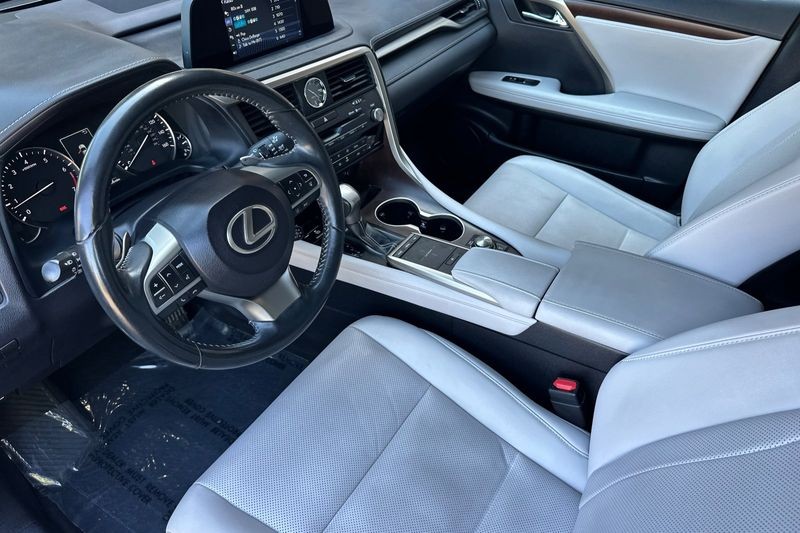 Lexus RX Vehicle Full-screen Gallery Image 10