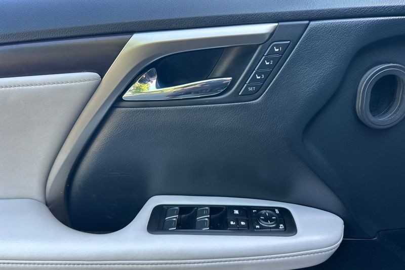 Lexus RX Vehicle Full-screen Gallery Image 11