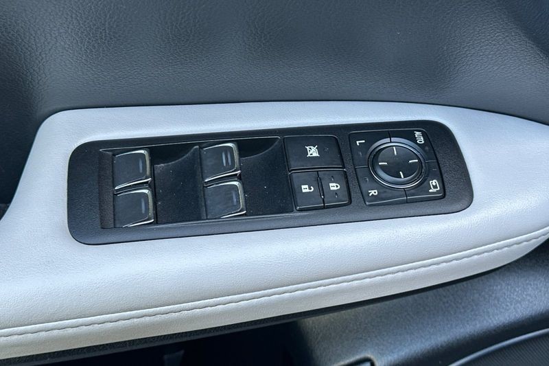 Lexus RX Vehicle Full-screen Gallery Image 12